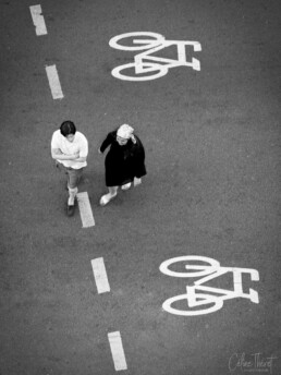 Strassenfotografie und Urbane Geometrie - 2 menschen überqueren eine Strasse