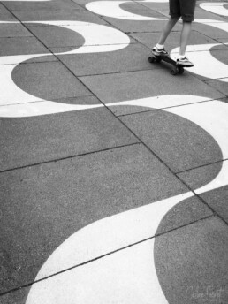 Strassenfotografie und Urbane Geometrie - Wien, skateboard schwarz weiß