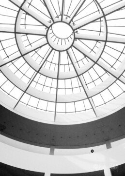 Strassenfotografie und Urbane Geometrie - schwarz Weiß Foto - der Dach der Pinakothek der Moderne in München