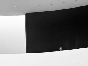 Strassenfotografie und Urbane Geometrie - schwarz Weiß Foto - München Linien und Kurven und ein Kopf