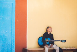 Strassenfotografie und Urbane Geometrie - ein Gitarren Spieler in ihren Träumen versankt
