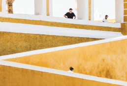 Strassenfotografie und Urbane Geometrie - Linien, Silhouetten, gelb in Mexico