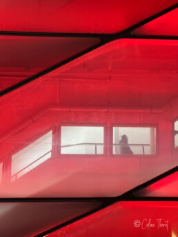 Strassenfotografie und Urbane Geometrie - silhouette in der Allianz Arena rot