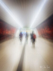 Fotoserie „Träumereien“ – Spiegelungen und Verwischungen - verschwommene Silhouetten in einem Flur in der Bahn - Bewegungsunschärfe