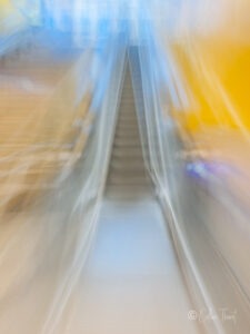 Fotoserie „Träumereien“ – Spiegelungen und Verwischungen - verschwommene U-Bahn-Treppe ,