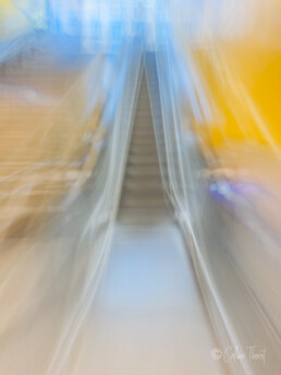 Fotoserie „Träumereien“ – Spiegelungen und Verwischungen - verschwommene U-Bahn-Treppe ,