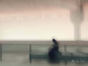 Fotoserie „Träumereien“ – Spiegelungen und Verwischungen - verschwommene Silhouette auf eine Bank