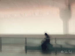 Fotoserie „Träumereien“ – Spiegelungen und Verwischungen - verschwommene Silhouette auf eine Bank