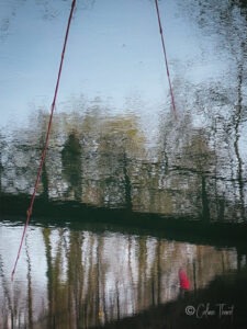 Fotoserie „Träumereien“ – Spiegelungen und Verwischungen - Spiegelung von 2 Menschen auf einer Brücke am Isarcanal - farbige foto