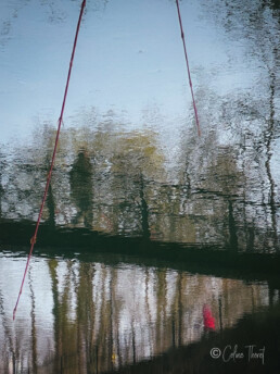 Fotoserie „Träumereien“ – Spiegelungen und Verwischungen - Spiegelung von 2 Menschen auf einer Brücke am Isarcanal - farbige foto