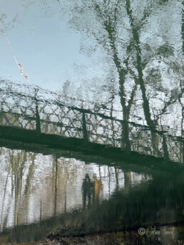 Fotoserie „Träumereien“ – Spiegelungen und Verwischungen - Spiegelung eines Paares auf einer Brücke und Bäume - farbig