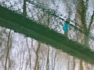 Fotoserie „Träumereien“ – Spiegelungen und Verwischungen - Spiegelung einer Mann auf einer Brücke und Bäume - farbig