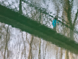 Fotoserie „Träumereien“ – Spiegelungen und Verwischungen - Spiegelung einer Mann auf einer Brücke und Bäume - farbig