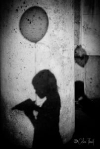 Fotoserie „Träumereien“ – Spiegelungen und Verwischungen - Schatten von Mädchen mit einem Ballon in schwarz weiss