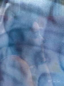 Fotoserie „Träumereien“ – Spiegelungen und Verwischungen - verschwommenes portrait eines Mädchens in blau , Spiegelung im Zugfenster