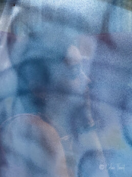 Fotoserie „Träumereien“ – Spiegelungen und Verwischungen - verschwommenes portrait eines Mädchens in blau , Spiegelung im Zugfenster