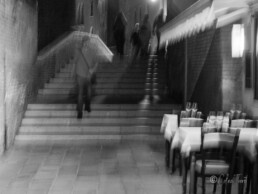 Fotoserie „Träumereien“ – Spiegelungen und Verwischungen - Gestalt in Bewegung in einer Straße auf einer Treppe, Bewegungsschärfe