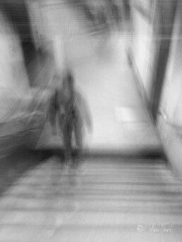 Fotoserie „Träumereien“ – Spiegelungen und Verwischungen - Gestalt in Bewegung in einer Bahn Eingang auf einer Treppe - schwarz weiß0