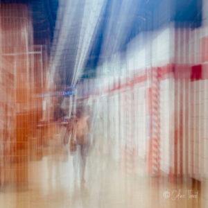 Fotoserie „Träumereien“ – Spiegelungen und Verwischungen - Bewegung in rot und blau, 2 menschen laufen in einem grafischem rot blau Umgebung. Unschärfe