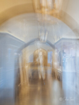 Fotoserie „Träumereien“ – Spiegelungen und Verwischungen - Stadt Passage in München mit Bewegungsunschärfe - farbige foto