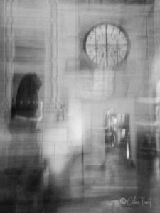 Fotoserie „Träumereien“ – Spiegelungen und Verwischungen - München Residenz schwarz weiß und verwischt