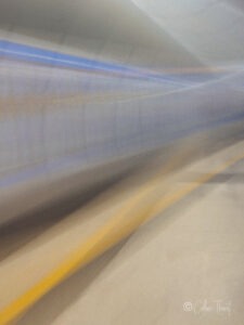 Fotoserie „Träumereien“ – Spiegelungen und Verwischungen - verschwommene Bahn kommt in der Station